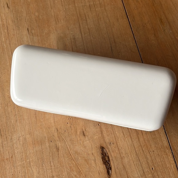 Nine West white patent leather like eye/ Sunglass case. Excellent condition - Picture 2 of 4